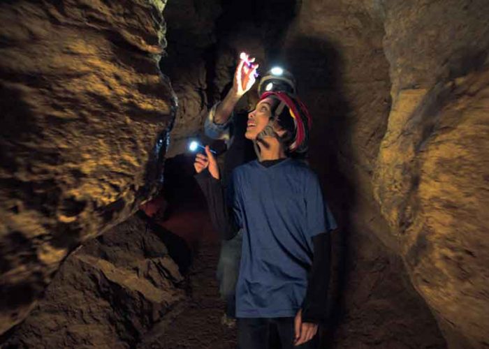 Cave-of-the-Winds-Lantern-Tour-Kid